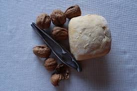 Il pane e le noci. La saggezza tra accettazione e rassegnazione.